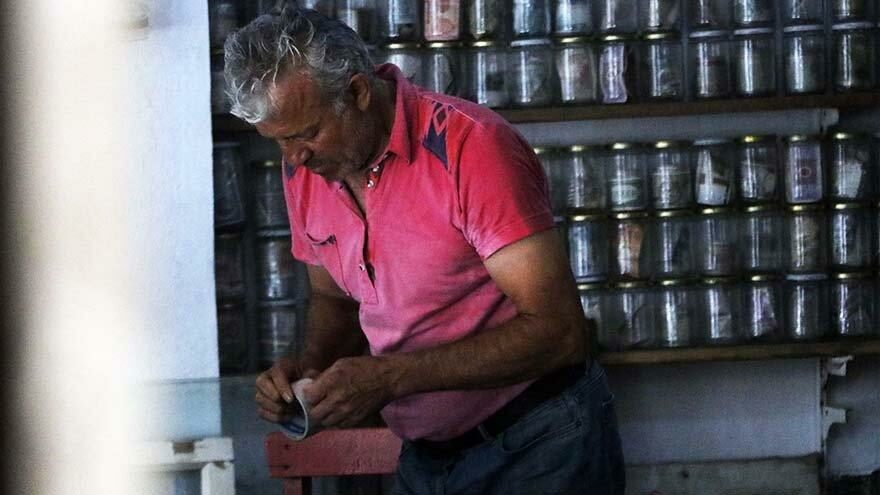 31 yılda topladı, ağırlığı 4 tona yaklaştı! Evinde sergiliyor