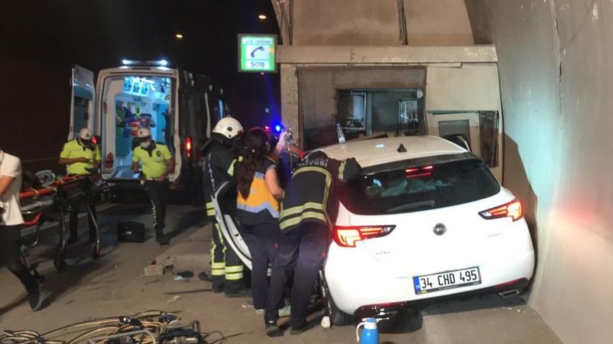Tünelde önce otomobile sonra acil durum telefon kulübesine çarptı: 3 yaralı