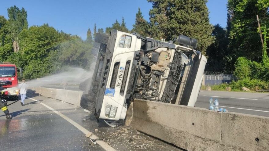 Devrilip sürüklenen TIR’dan kendi imkanlarıyla çıktı