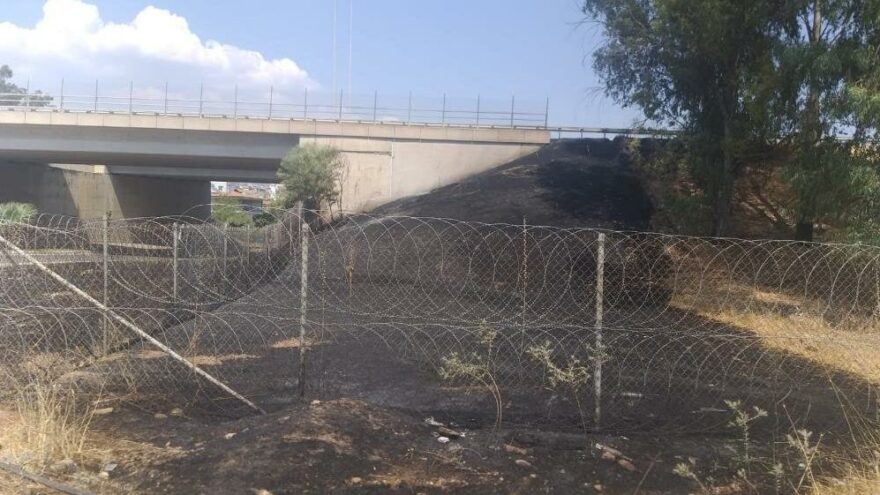 Araç içinden atılan izmarit yangına sebep oldu