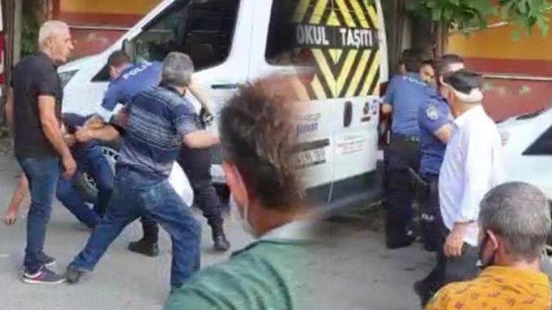Annesini sokak ortasında darp eden şahsa vatandaştan linç girişimi