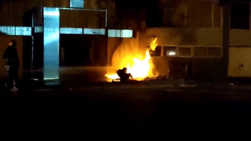 Fabrika önünde patlayan doğalgaz kutusu alev alev yandı
