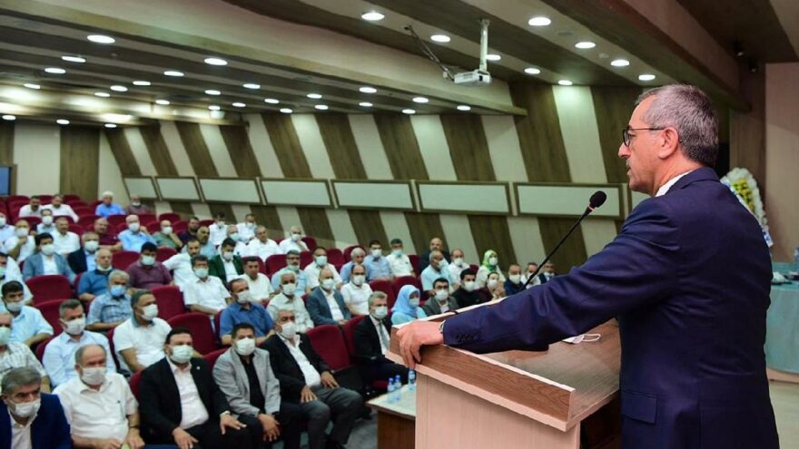 AKP’li başkan muhalif gazeteciyi çıkarttırıp öyle salona girdi