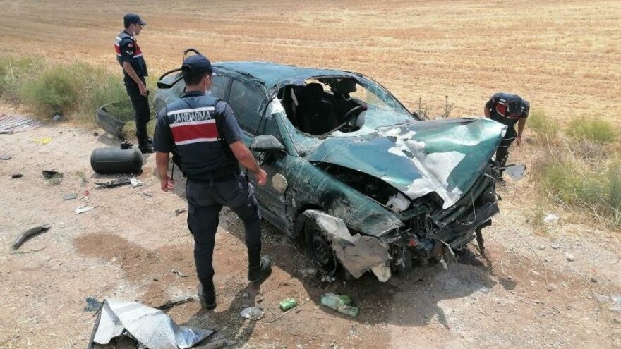 Takla atarak hurdaya dönen otomobilde 1’i bebek 3 kişi yaralandı