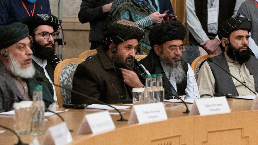 Afganistan’da hükümet ve Taliban Katar’da masaya oturuyor