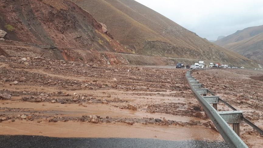 Hakkari-Van karayolunda heyelan, Erciş’te 13 köyde taşkın
