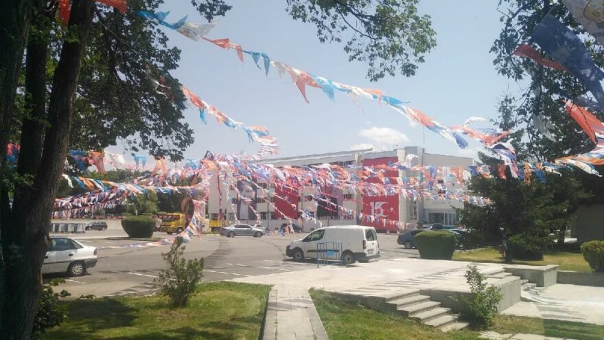 Üniversiteyi AKP bayraklarıyla donattılar