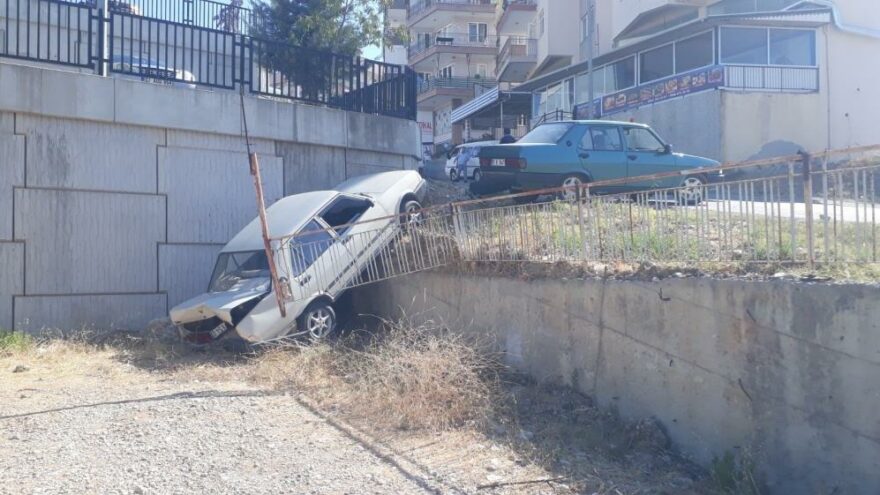 El freni çekilmeyen otomobil aşağı düştü