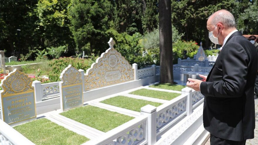 Erdoğan anne ve babasının kabrini ziyaret etti