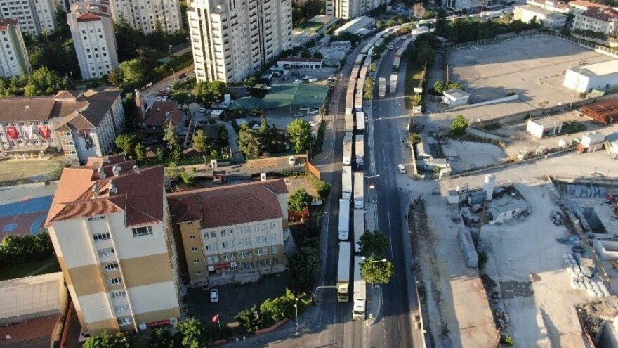 Ataşehir’de kilometrelerce uzayan TIR kuyruğu havadan görüntülendi