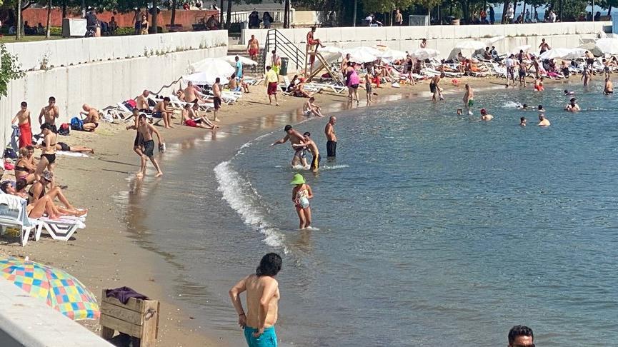 Caddebostan’daki halk plajında yoğunluk