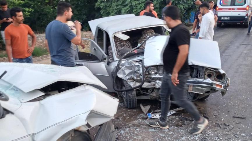 Adana’da feci kaza: İki otomobil kafa kafaya çarpıştı