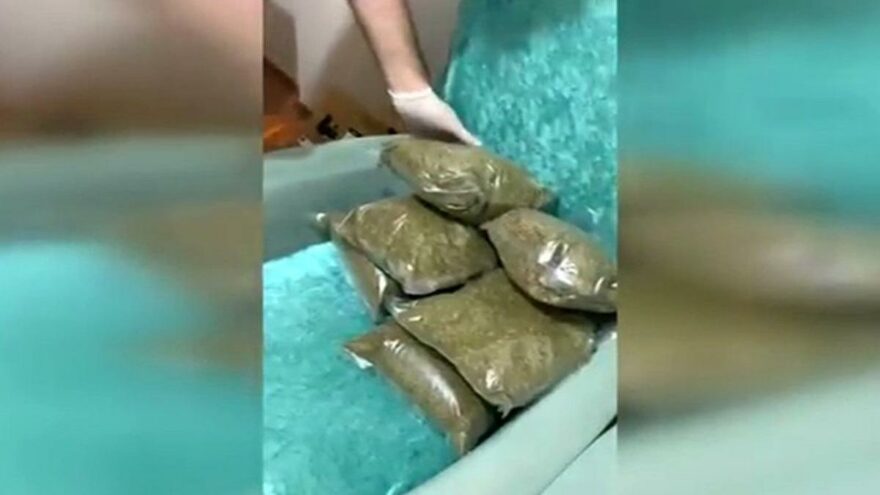 Çöp poşetinden bonzai, yemek masasından kokain çıktı