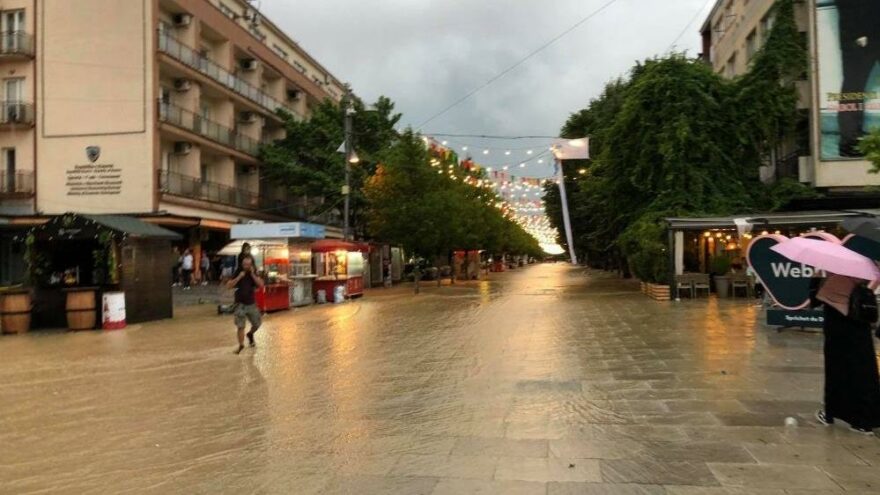 Kosova’da cadde ve sokaklar göle döndü