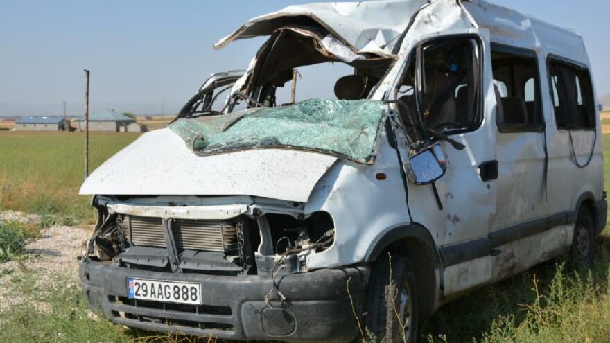 Minibüs, refüje çarpıp takla attı: 3 ölü, 14 yaralı