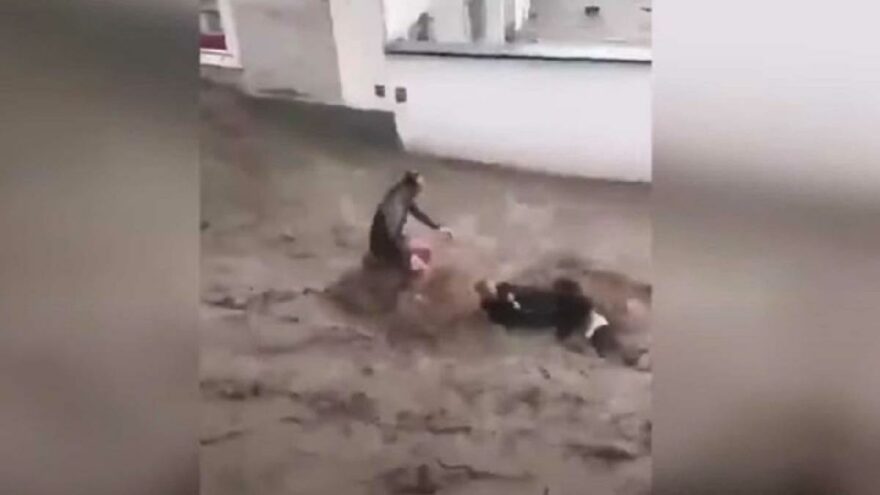 Türk çift sele böyle kapıldı