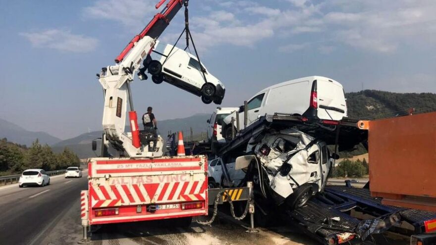 Yakıt tankeri sıfır araç taşıyan tıra çarptı