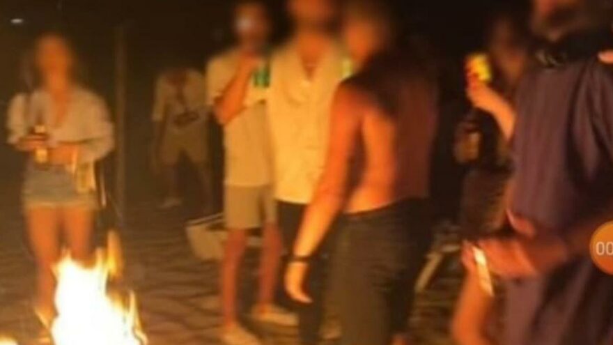 Bozcaada sahilindeki partide şezlongları kırıp, şemsiye yakıp, çöpleri bıraktılar