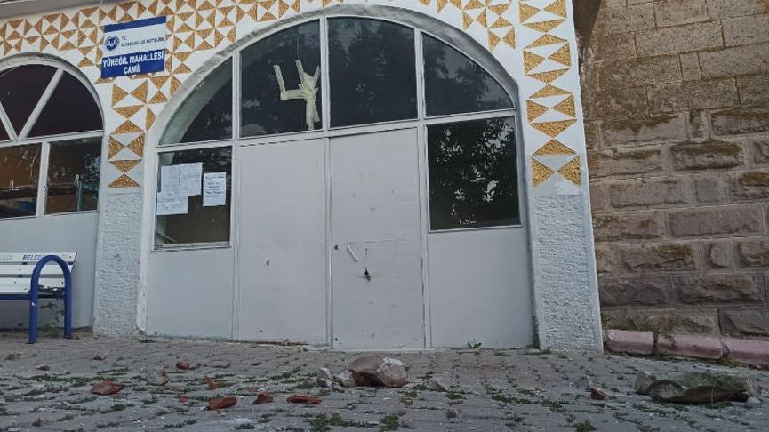 Depremde hasar gören cami ibadete kapatıldı
