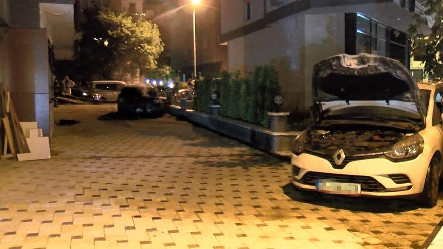 Kadıköy’de iki otomobil kundaklandı