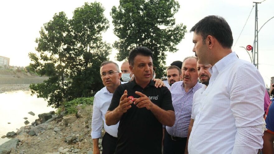 Bakan Kurum’dan arama ekiplerine ziyaret