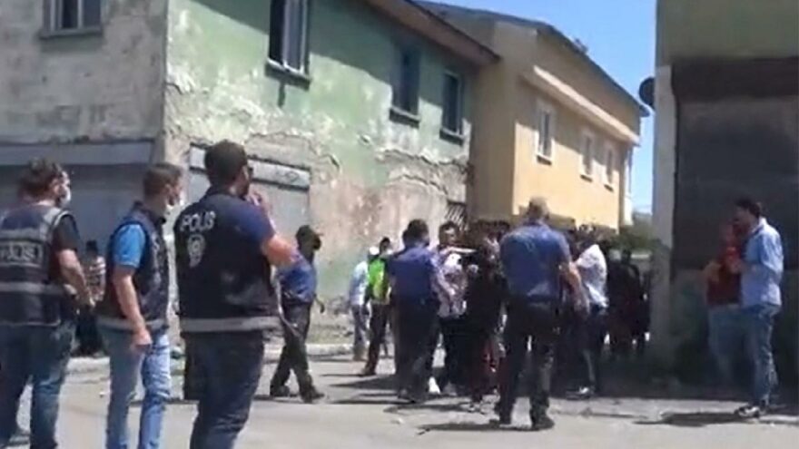Suriyelilerle pazarcılar arasında sopalı, bıçaklı kavga