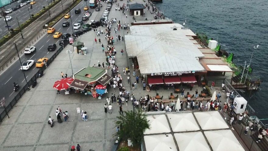 Adalar’a sefer düzenleyen vapur iskeleleri doldu taştı