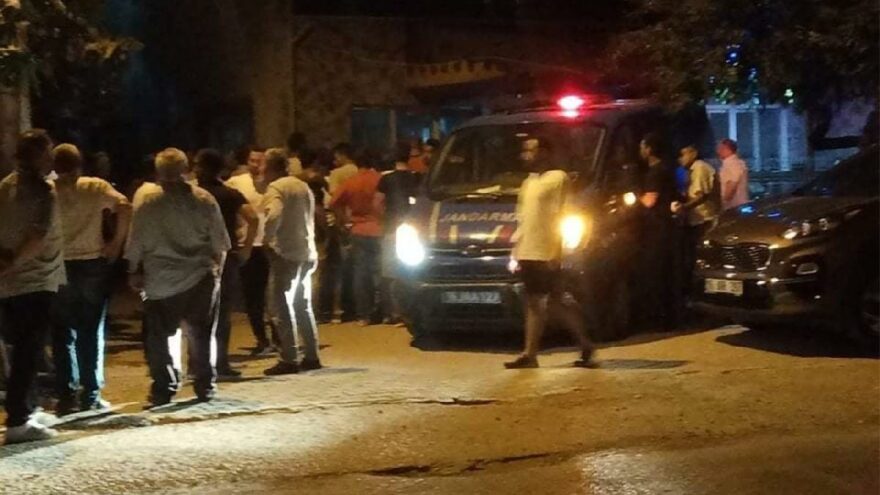 Ortalık karıştı! Mahalleli evi taşladı