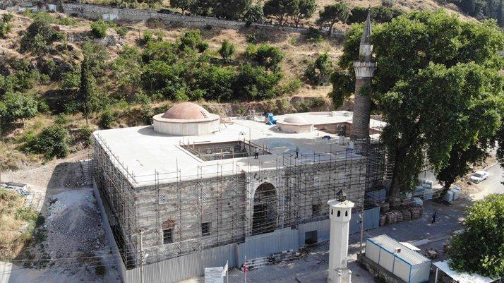 Tarihi camideki Bizans sütunlarını sıvamışlar