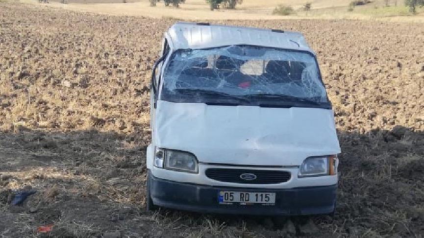 Kaplıcadan dönenleri taşıyan kamyonet takla atıp, tarlaya devrildi: 15 yaralı