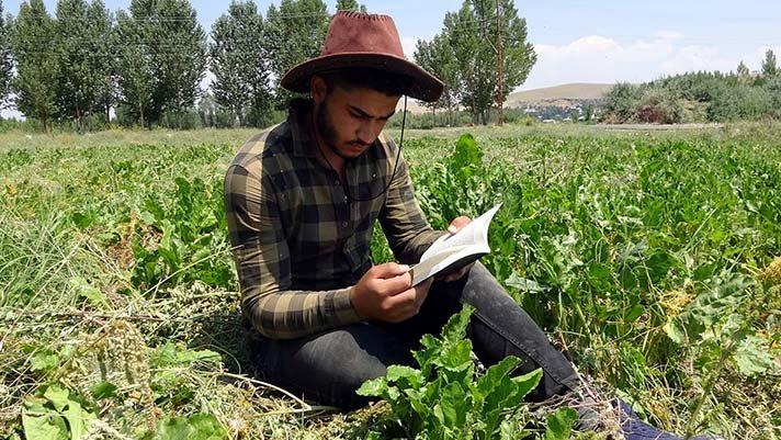 Tarlada çapa yapıp para biriktirdi, romanını bastırdı