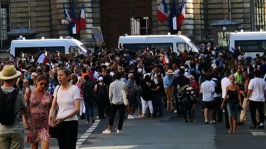 Paris’te aşı karşıtları sokaklara döküldü
