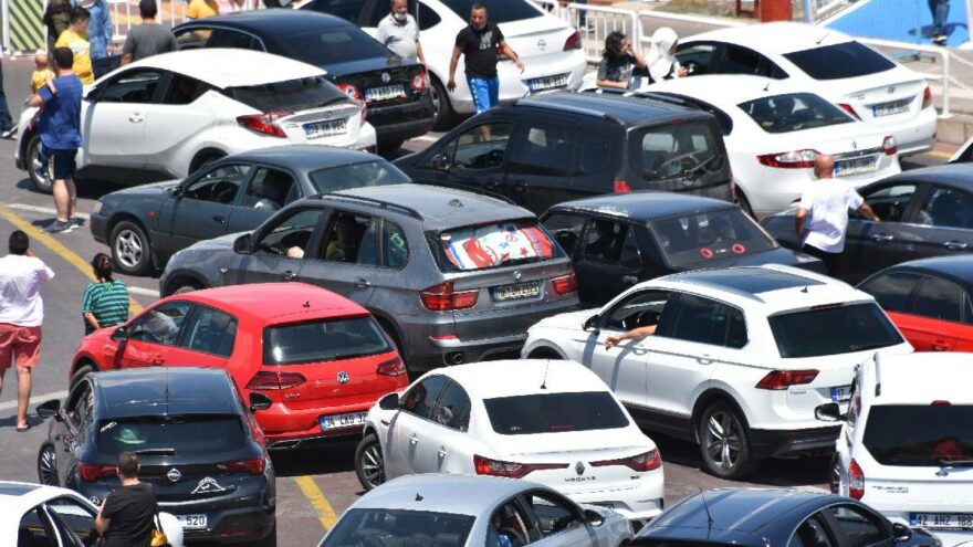 Tatilciler erken dönüşe geçti, 2 kilometre kuyruk oluştu