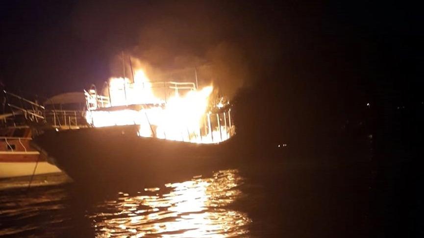 Limanda bağlı tur teknesi yangında kullanılamaz hale geldi