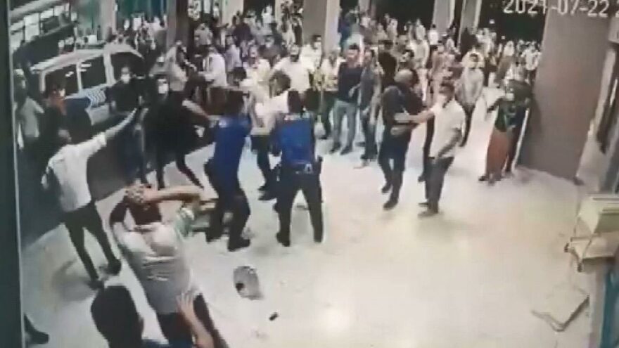 Ölen corona hastasının yakınları polis ve sağlık çalışanlarına saldırdı
