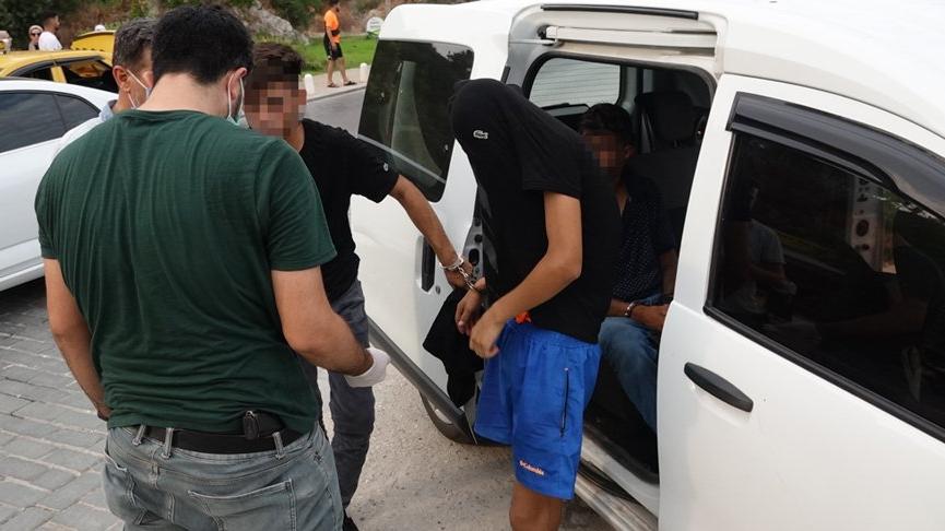 Plajda hırsızlık yaptılar, falezlerdeki kayalıklarda saklanırken yakalandılar