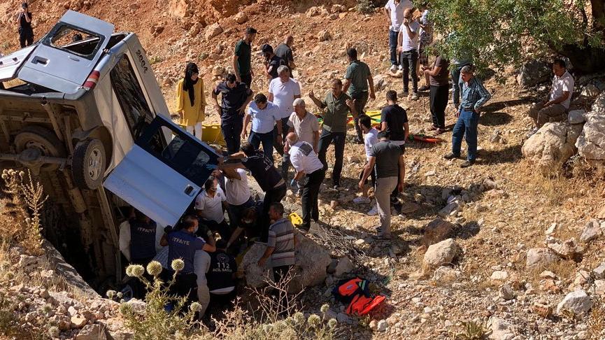 Minibüs menfeze yuvarlandı: 2 ölü, 5 yaralandı