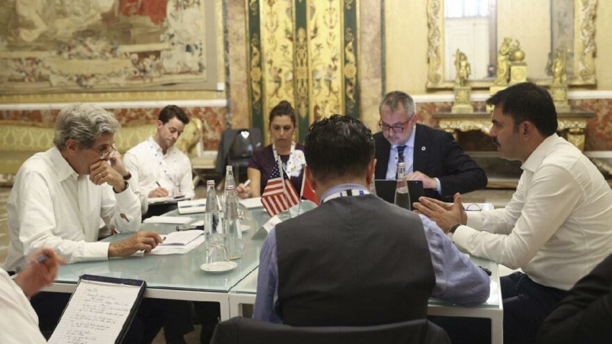 Bakan Kurum, Napoli’de Kerry ile görüştü
