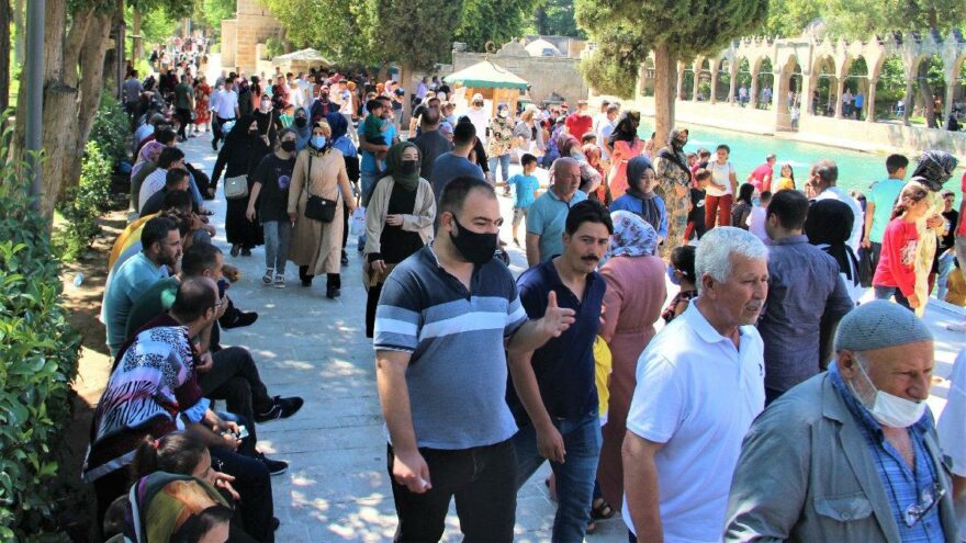 Bayramın son günü Balıklıgöl ziyaretçi akınına uğradı