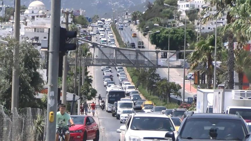 Turistik ilçeden bir günde 70 bin araç çıkış yaptı