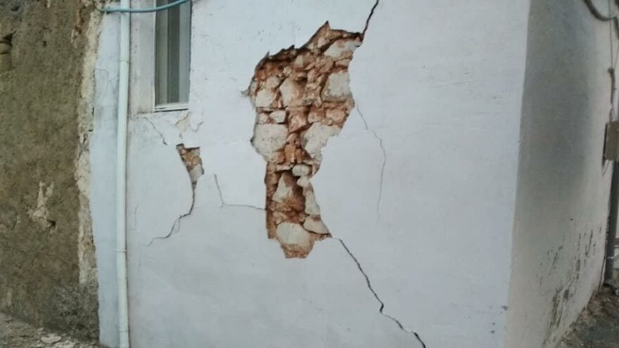 Girit’te korkutan deprem: Evler hasar gördü