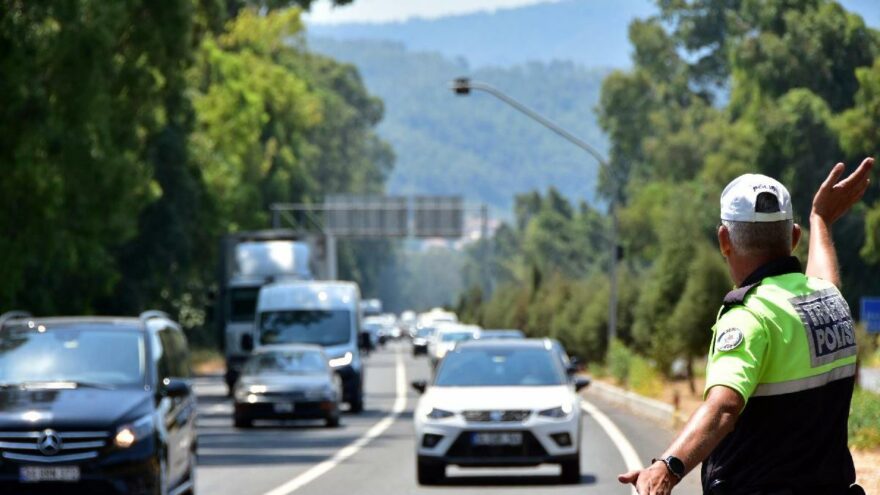 Dönüş çilesi: 15 kilometre araç kuyruğu