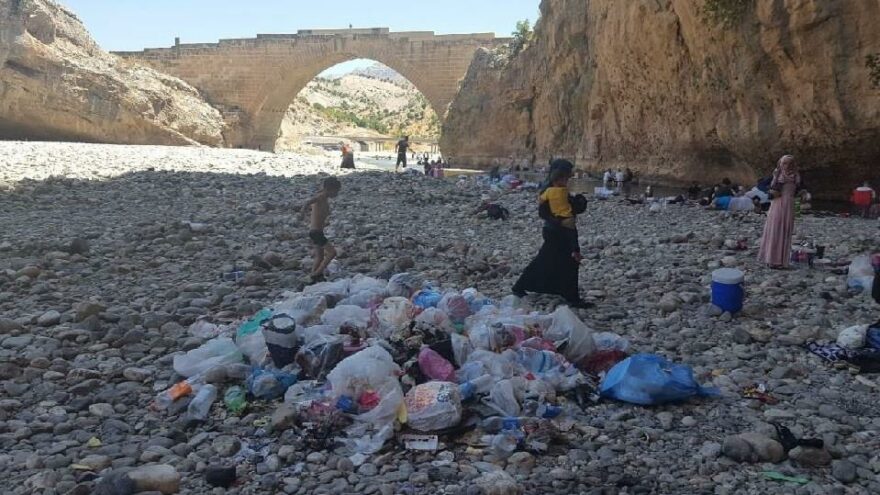 2 bin yıllık köprü, çöpten geçilmiyor