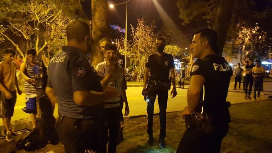 ‘Ayağını üst üste atma’ kavgası: 2 yaralı