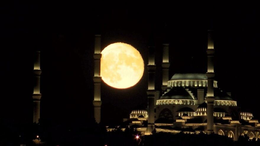 Dolunay kartpostallık görüntüler oluşturdu