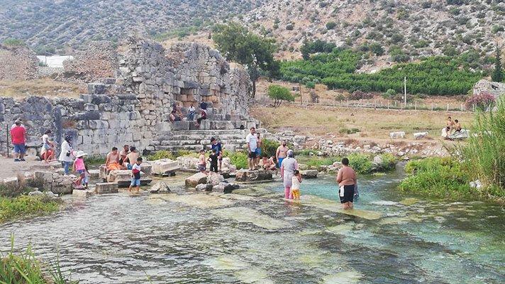 Tarihi antik kentte yüzmek için kilometrelerce yol geliyorlar