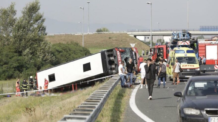Yolcu otobüsü şarampole yuvarlandı: 10 ölü var