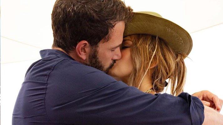 Jennifer Lopez, Ben Affleck ile aşkını resmen ilan etti