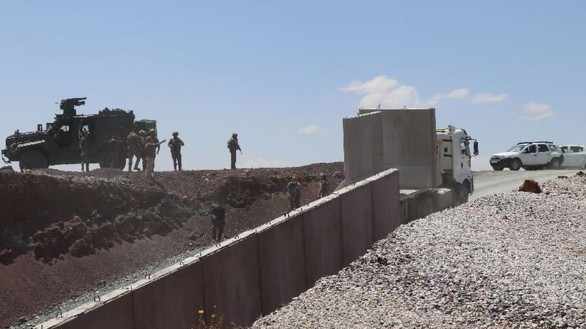 İran sınırına beton duvar örülüyor