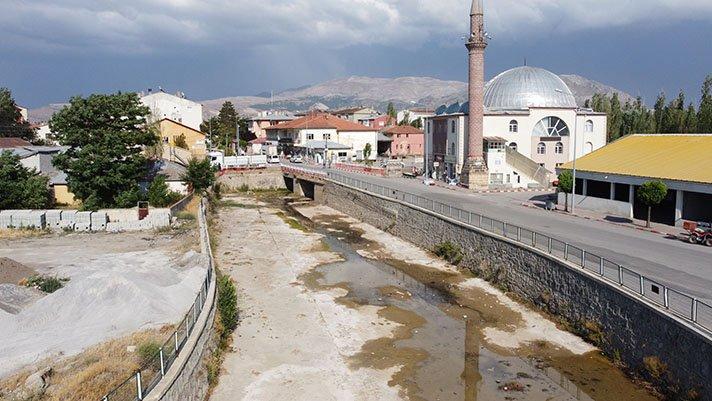 Kızılırmak Nehri’ni besleyen Tecer Irmağı kurudu
